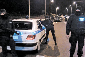 14 ΣΤΗΝ ΤΣΟΧΑ ΚΑΙ 16 ΔΙΑΣΚΕΔΑΖΑΝ ΑΓΝΟΩΝΤΑΣ ΤΗΝ ΠΑΝΔΗΜΙΑ:Πώς μπήκε η ΕΛ.ΑΣ. στη βίλα-μπαρμπουτιέρα