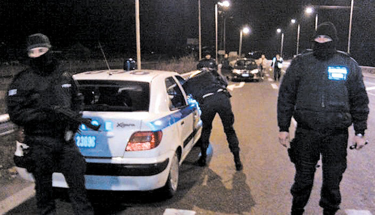 14 ΣΤΗΝ ΤΣΟΧΑ ΚΑΙ 16 ΔΙΑΣΚΕΔΑΖΑΝ ΑΓΝΟΩΝΤΑΣ ΤΗΝ ΠΑΝΔΗΜΙΑ:Πώς μπήκε η ΕΛ.ΑΣ. στη βίλα-μπαρμπουτιέρα