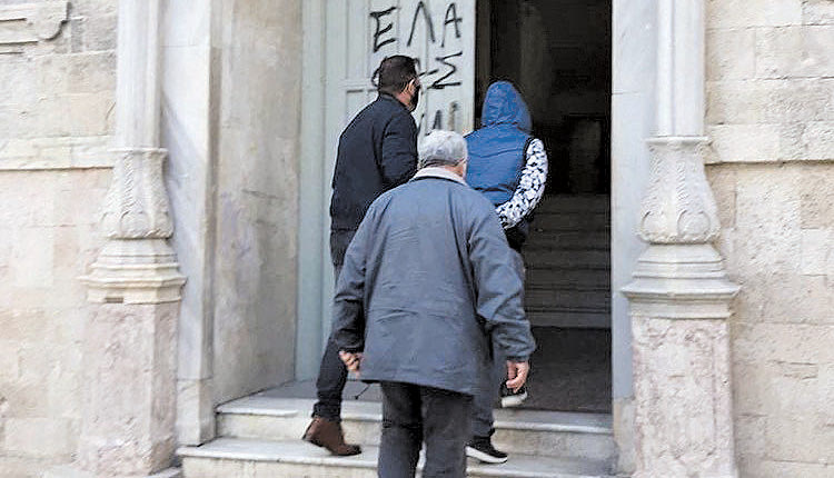 Ο ένας ακινητοποίησε, ο άλλος μαχαίρωνε τον 26χρονο Κριστιάν, λέει η ΕΛ.ΑΣ.