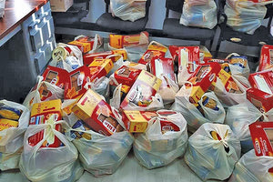 Μοιράζουν τρόφιμα