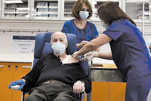 Συγκινεί ο 88χρονος που έκανε πρώτος το εμβόλιο