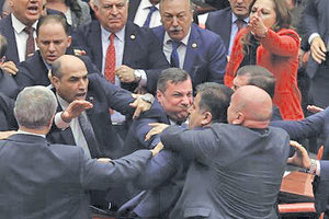 Ξύλο στην τουρκική Βουλή-Λουκέτο σε κανάλι