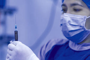 ΑΠΟ ΤΗ ΔΕΥΤΕΡΑ: Εμβολιάζονται πρώτοι οι υγειονομικοί