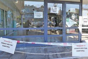 Επίθεση με λοστούς και βαριοπούλες στη ΔΟΥ