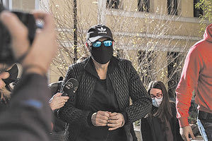 Ο Νότης Σφακιανάκης κατά την προσαγωγή του στην Ευελπίδων