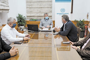 συνάντηση που είχε ο περιφερειάρχης Κρήτης Σταύρος Αρναουτάκης με τον δήμαρχο Γρηγόρη Νικολιδάκη.