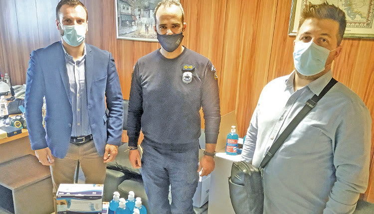 Μάσκες και αντισηπτικά τζελ προσέφερε εταιρεία σε αστυνομικούς του Ηρακλείου