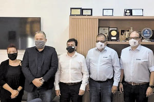 Οι υπεύθυνοι της Ομοσπονδίας Κωφών με τον κ. Συριγωνάκη