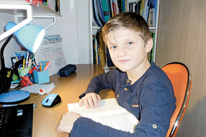 Ο μαθητής της ΣΤ΄τάξης του 35ου Δημοτικού σχολείου Ηρακλείου, Κώστας Ψαρομηλίγκος 11χρονος συγγραφέας και συλλέκτης λογοτεχνικών βραβείων