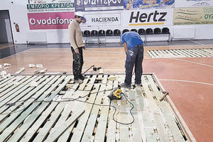 «λίφτινγκ» στο παρκέ του κλειστού γυμναστηρίου του Βαρδινογιάννειου αθλητικού κέντρου