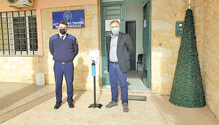 Ο δήμαρχος Μ. Πεδιάδος Μ. Φραγκάκης με τον διοικητή του τοπικού τμήματος Ε. Σταυρακάκη