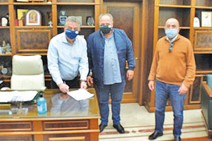 Η υπογραφή της σύμβασης για τη μεταφορά των μαθητών σε σχολικές μονάδες ;πό τον περιφερειάρχη Κρήτης Σταύρο Αρναουτάκη και τον πρόεδρο του ΚΤΕΛ Ηρακλείου-Λασιθίου Μανόλη Χαχλιούτη