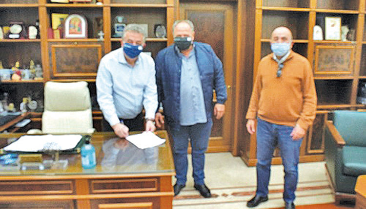 Η υπογραφή της σύμβασης για τη μεταφορά των μαθητών σε σχολικές μονάδες ;πό τον περιφερειάρχη Κρήτης Σταύρο Αρναουτάκη και τον πρόεδρο του ΚΤΕΛ Ηρακλείου-Λασιθίου Μανόλη Χαχλιούτη