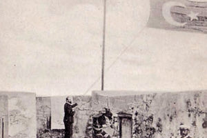 Οι φωτογραφίες της ημέρας: Η υποστολή της τουρκικής σημαίας στην Ιεράπετρα στις 13 Νοεμβρίου 1898