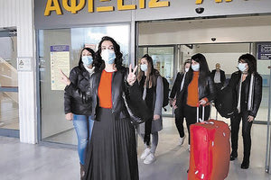 Η ομάδα των νοσηλευτριών από την Κρήτη που βρέθηκαν για περίπου δύο εβδομάδες στη Θεσσαλονίκη, σε μια προσπάθεια να βοηθήσουν στην εκεί δύσκολη μάχη των υγειονομικών με τον κοροναϊό