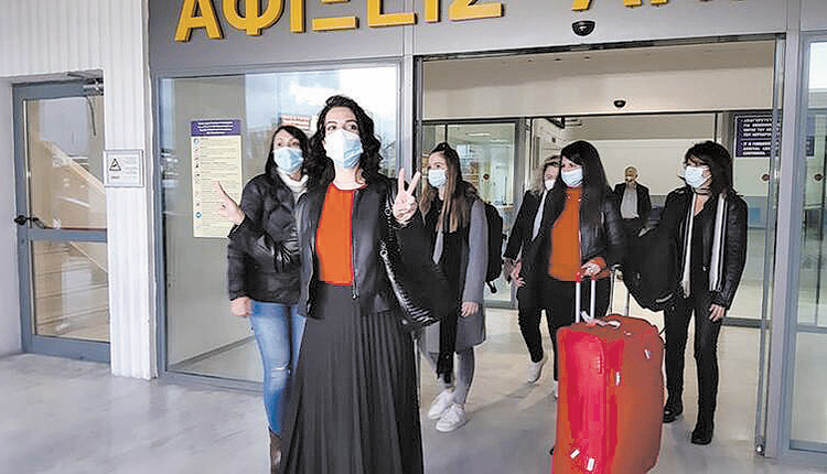 Η ομάδα των νοσηλευτριών από την Κρήτη που βρέθηκαν για περίπου δύο εβδομάδες στη Θεσσαλονίκη, σε μια προσπάθεια να βοηθήσουν στην εκεί δύσκολη μάχη των υγειονομικών με τον κοροναϊό