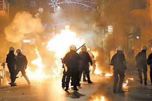 Δεκαπέντε προσαγωγές  για τα επεισόδια στην παραλιακή