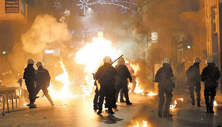 Δεκαπέντε προσαγωγές  για τα επεισόδια στην παραλιακή