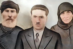 Αριστερά ο Κωνσταντίνος Ψαλτάκης και δεξιά η γυναίκα του Καλλιόπη Ψαλτάκη – Χαμηλάκη. Στο μέσον της φωτογραφίας ο γιος τους Χαράλαμπος Ψαλτάκης που σκοτώθηκε από τους Γερμανούς στις 12 Νοεμβρίου 1943