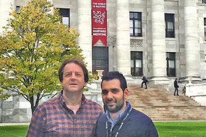 Ο δρ. Γιώργος Σταματιάδης με τον καθηγητή της Ιατρικής Σχολής του Πανεπιστημίου Κρήτης Αχιλλέα Γραβάνη