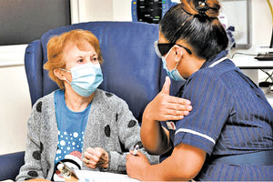 Ο ΠΡΩΤΟΣ ΕΜΒΟΛΙΑΣΜΟΣ: “V-Day” για τη Βρετανία και όλο τον κόσμο