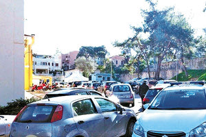 Εντυπωσιακά μεγάλη η προσέλευση του κόσμου για τα rapid test στα Χανιά