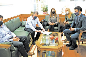 Οι κ.κ Αρναουτάκης, Συριγωνάκης με εκπροσώπους του κολυμβητηρίου στη χθεσινή υπογραφή για την ανακαίνιση των αποδυτηρίων του “Λίντο”