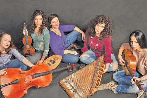 διαδικτυακή μουσική παράσταση «Απ’ τη Σμύρνη έρχομαι να βρω παρηγοριά» από τη γυναικεία ορχήστρα παραδοσιακής μουσικής «Smyrna»