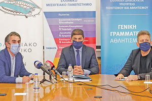 Οι κ.κ. Αυγενάκης, Κατσαράκης και Βιδάκης στην υπογραφή της σύμβασης