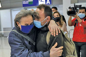 Στην Ελλάδα επέστρεψαν οι ναυτικοί του πλοίου Stelios K., που δέχθηκε επίθεση πειρατών στη Νιγηρία.