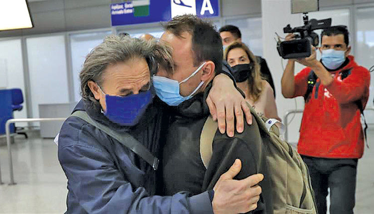 Στην Ελλάδα επέστρεψαν οι ναυτικοί του πλοίου Stelios K., που δέχθηκε επίθεση πειρατών στη Νιγηρία.