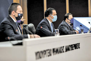 Ο κυβερνητικός εκπρόσωπος Στέλιος Πέτσας μαζί με τον υπουργό Ανάπτυξης, Άδωνι Γεωργιάδη, εξήγησαν πώς θα λειτουργήσει το λιανεμπόριο