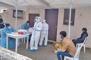 δειγματοληψίες και τεστ εργατών γης από το Πακιστάν και το Αφγανιστάν στον Μακρύ Γιαλό