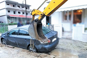 Στιγμιότυπο από το αυτοκίνητο που βούλιαξε στη λάσπη και τα νερά