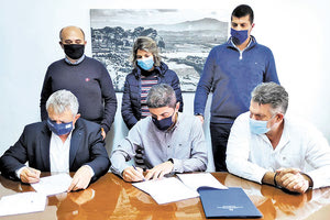 Την προγραμματική σύμβαση για την κατασκευή κλειστού γυμναστηρίου στο Τυμπάκι υπέγραψαν ο υφυπουργός Πολιτισμού και Αθλητισμού, Λευτέρης Αυγενάκης