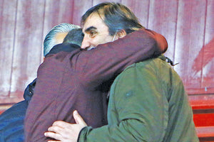 ο πρόεδρος της Λάρισας Αλέξης Κούγιας ήταν ιδιαίτερα εκδηλωτικός και με τον Διευθυντή του Ποδοσφαιρικού τμήματος του ΟΦΗ Γιάννη Σαμαρά