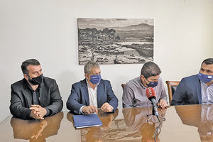 ο υφυπουργός Πολιτισμού και Αθλητισμού, Λευτέρης Αυγενάκης, στους Δημάρχους Φαιστού και Γόρτυνας, Γρηγόρη Νικολιδάκη και Λευτέρη Κοκολάκη, αντίστοιχα, με τους οποίους συναντήθηκε στο δημαρχείο στις Μοίρες