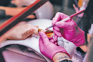 μανικιούρ - πεντικιούρ