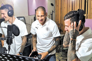 και οι ποδοσφαιριστές του ΟΦΗ, Χουάν Νέιρα, Μιγκέλ Μεγιάδο και Ναζαρίνο Σολίς τραγούδησαν για τον Ντιέγκο Μαραντόνα