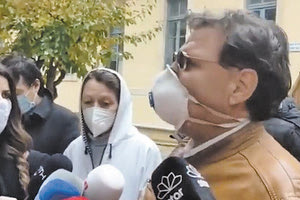 ο 62χρονος στα Χανιά, ο οποίος μαζί με την 59χρονη σύντροφό του κατηγορούνται ότι παρίσταναν τους γιατρούς και υπόσχονταν θεραπείες ίασης ακόμα και σε καρκινοπαθείς