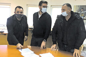 Υπεγράφη η σύμβαση για την τοποθέτηση νέου χλοοτάπητα στο γήπεδο του Κρουσώνα