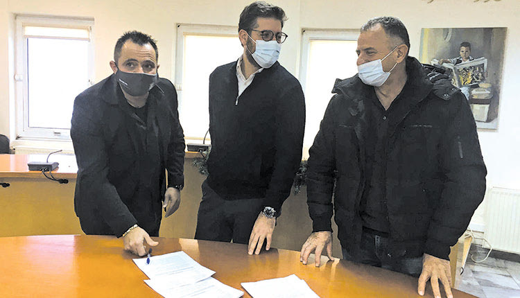 Υπεγράφη η σύμβαση για την τοποθέτηση νέου χλοοτάπητα στο γήπεδο του Κρουσώνα