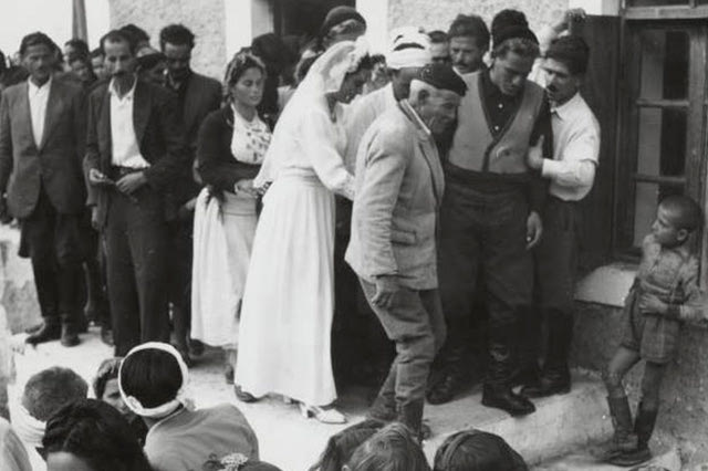 Οι φωτογραφίες της ημέρας: Γάμος στα Ανώγεια το 1954!