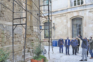 Αυτοψία στα ετοιμόρροπα της πόλης, πραγματοποίησε ο κ. Μπακογιάννης