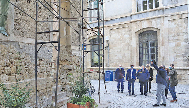 Αυτοψία στα ετοιμόρροπα της πόλης, πραγματοποίησε ο κ. Μπακογιάννης