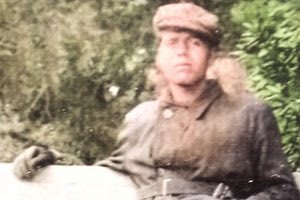 Ρέθυμνο, Δημοτικός Κήπος, 9 Απριλίου 1943. Ο Γιάννης Ανδρουλάκης την ημέρα μεταφοράς των «χελωνών»