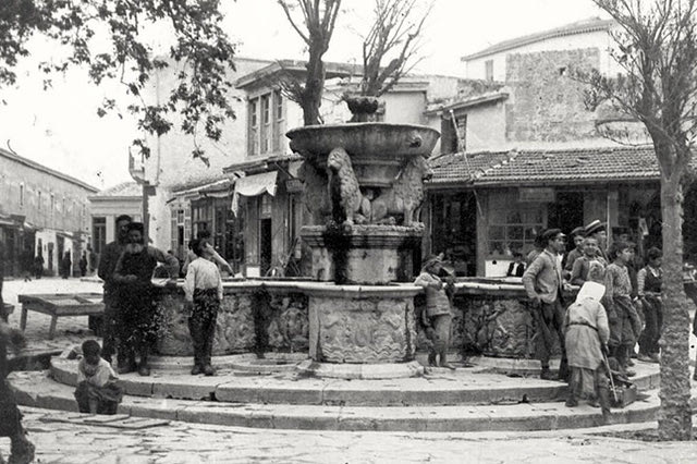 Οι φωτογραφίες της ημέρας: Τα περίφημα Λιοντάρια του Ηρακλείου το 1901