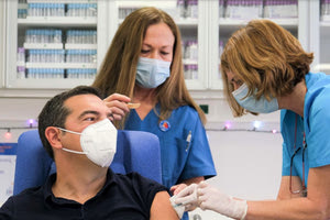 Κριτική ΣΥΡΙΖΑ για τους εμβολιασμούς των υπουργών