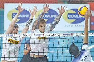 Οι Ντράγκο και Χαντ σε προσπάθεια για μπλοκ στο ματς του ΟΦΗ με τη Κηφισιά