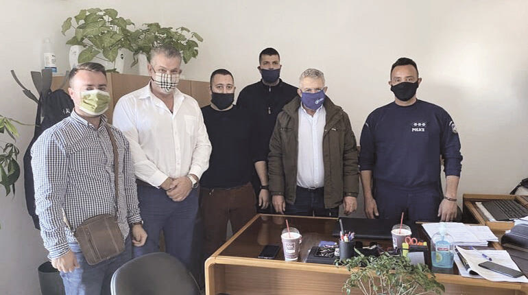 Ευχές με το διοικητή του Αστυνομικού Τμήματος Φαιστού και το προσωπικό, καθώς και με τις μοναχές της Ιεράς Μονής Καλυβιανής στον νομό Ηρακλείου αντάλλαξαν ο Δήμαρχος Φαιστού Γρηγόρης Νικολιδάκης